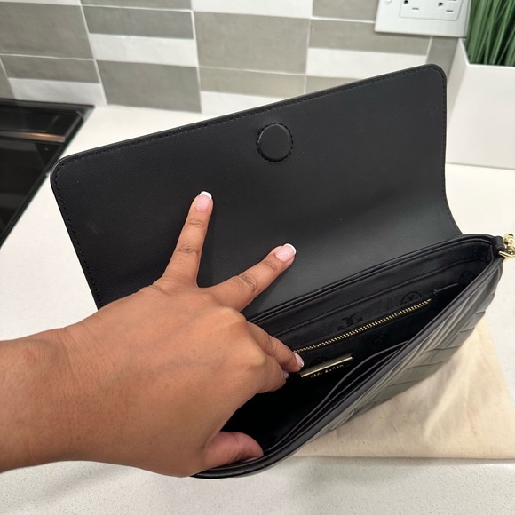 TORY BURCH Alexa Clutch (Black) w/ Gold Chain Strap - Picture 4 of 7